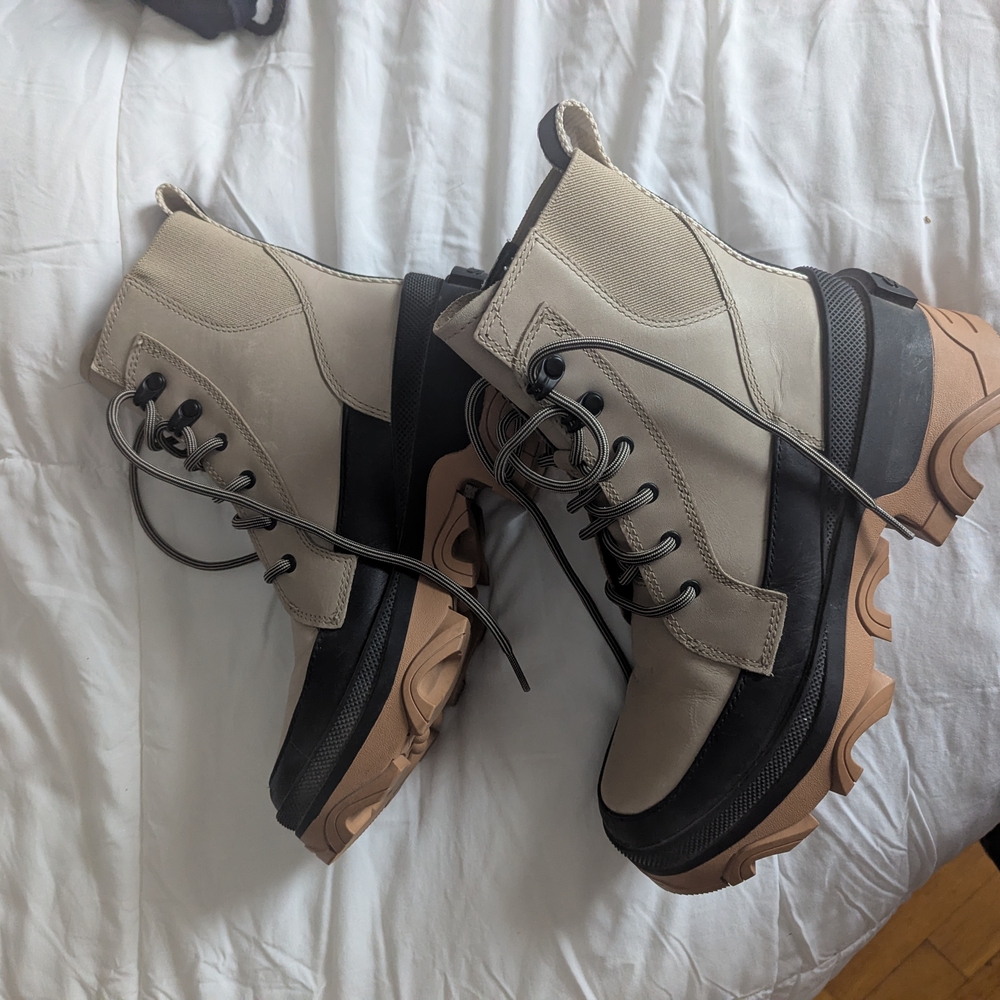 Sorel Black and Tan Lace-Up Boots